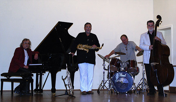 Foto von der Band auf einer Bühne mit Instrumenten